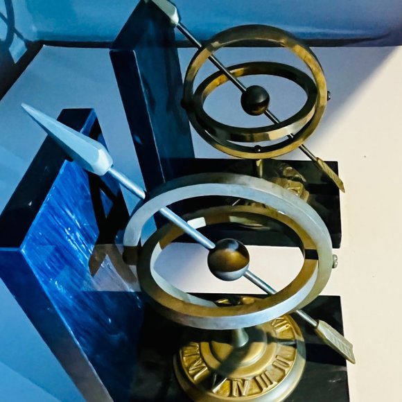 Pair of Vintage Brass Globe Arrow Bookends on Marble Slabs, Rare & Highly Sought - Picture 3 of 5